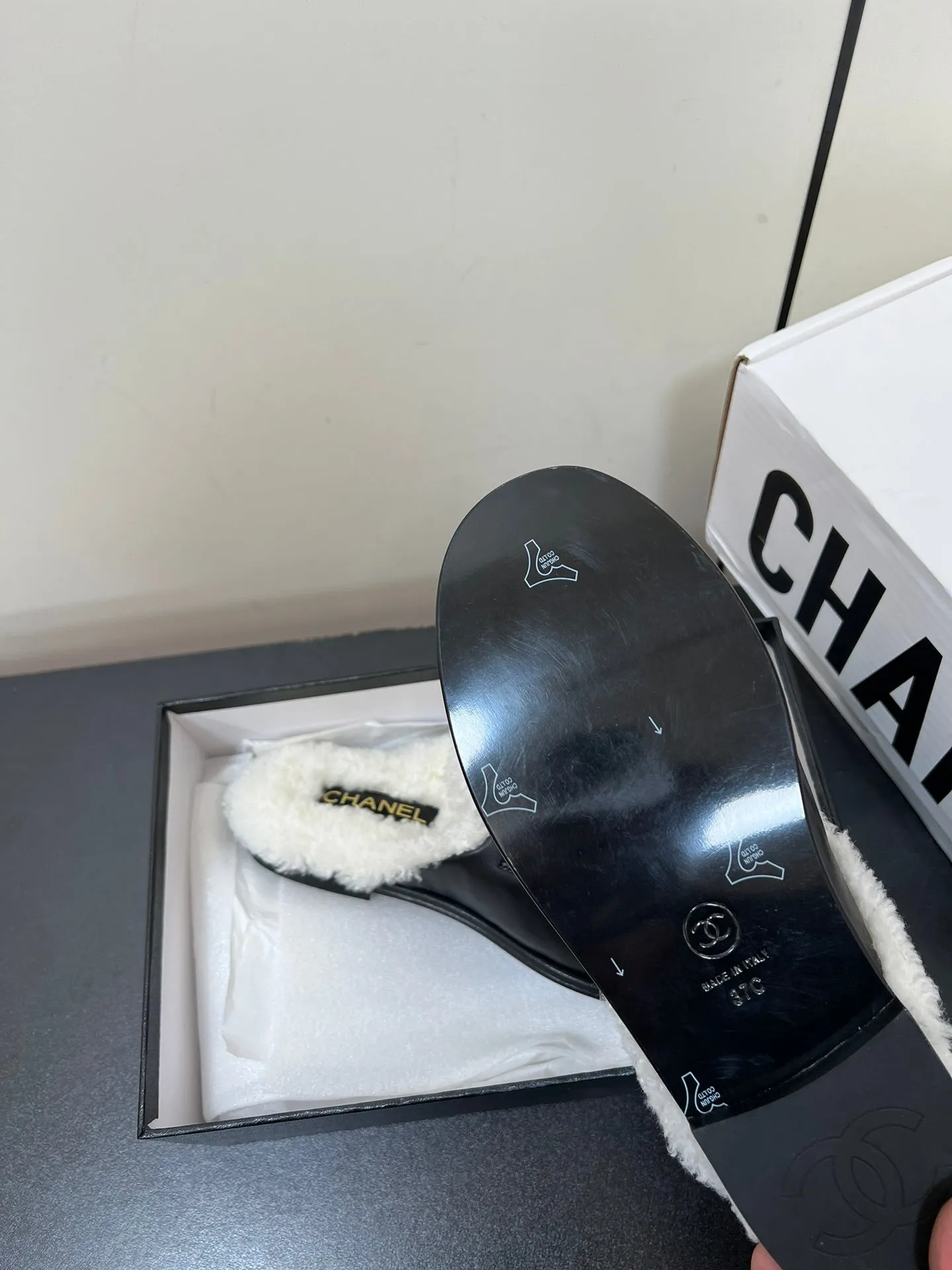 LOAFERS MULE IN BLACK CALFSKIN AND WHITE FLEECE LINING