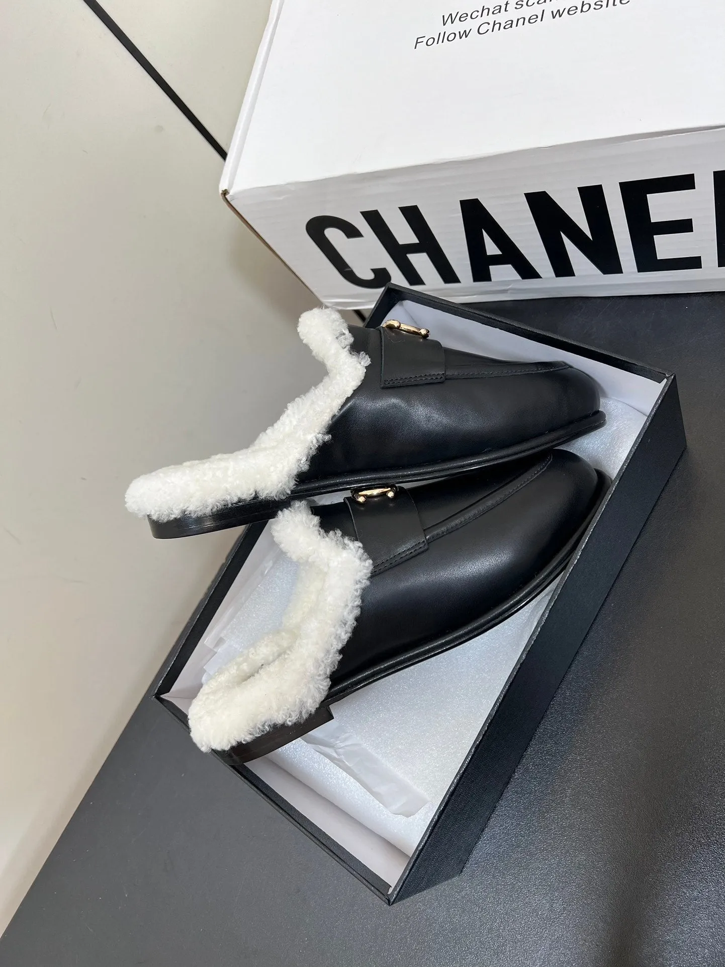 LOAFERS MULE IN BLACK CALFSKIN AND WHITE FLEECE LINING