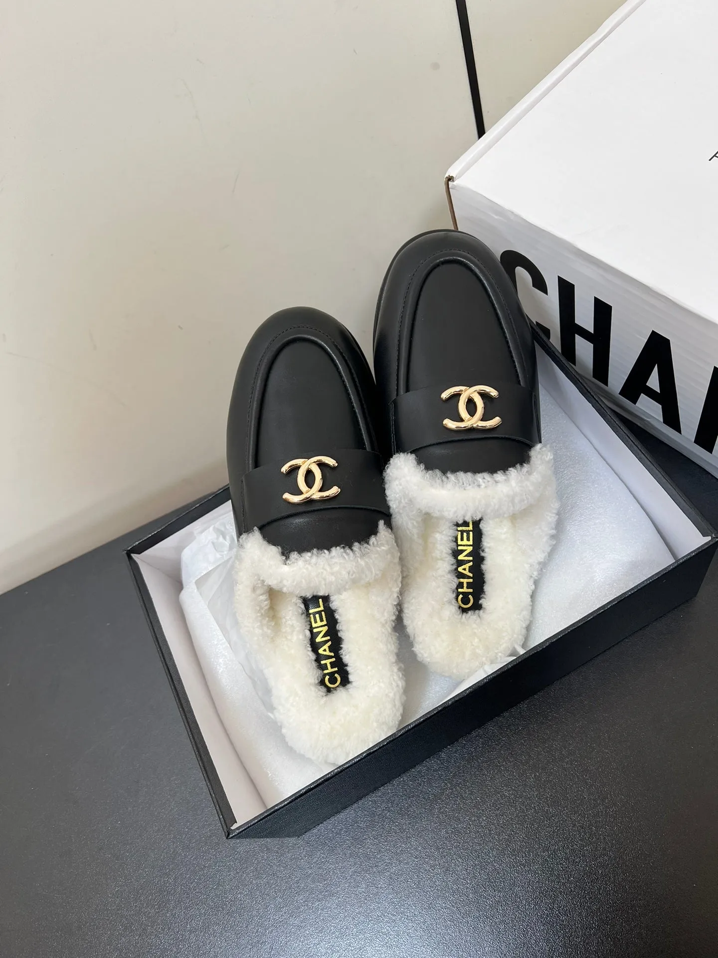 LOAFERS MULE IN BLACK CALFSKIN AND WHITE FLEECE LINING