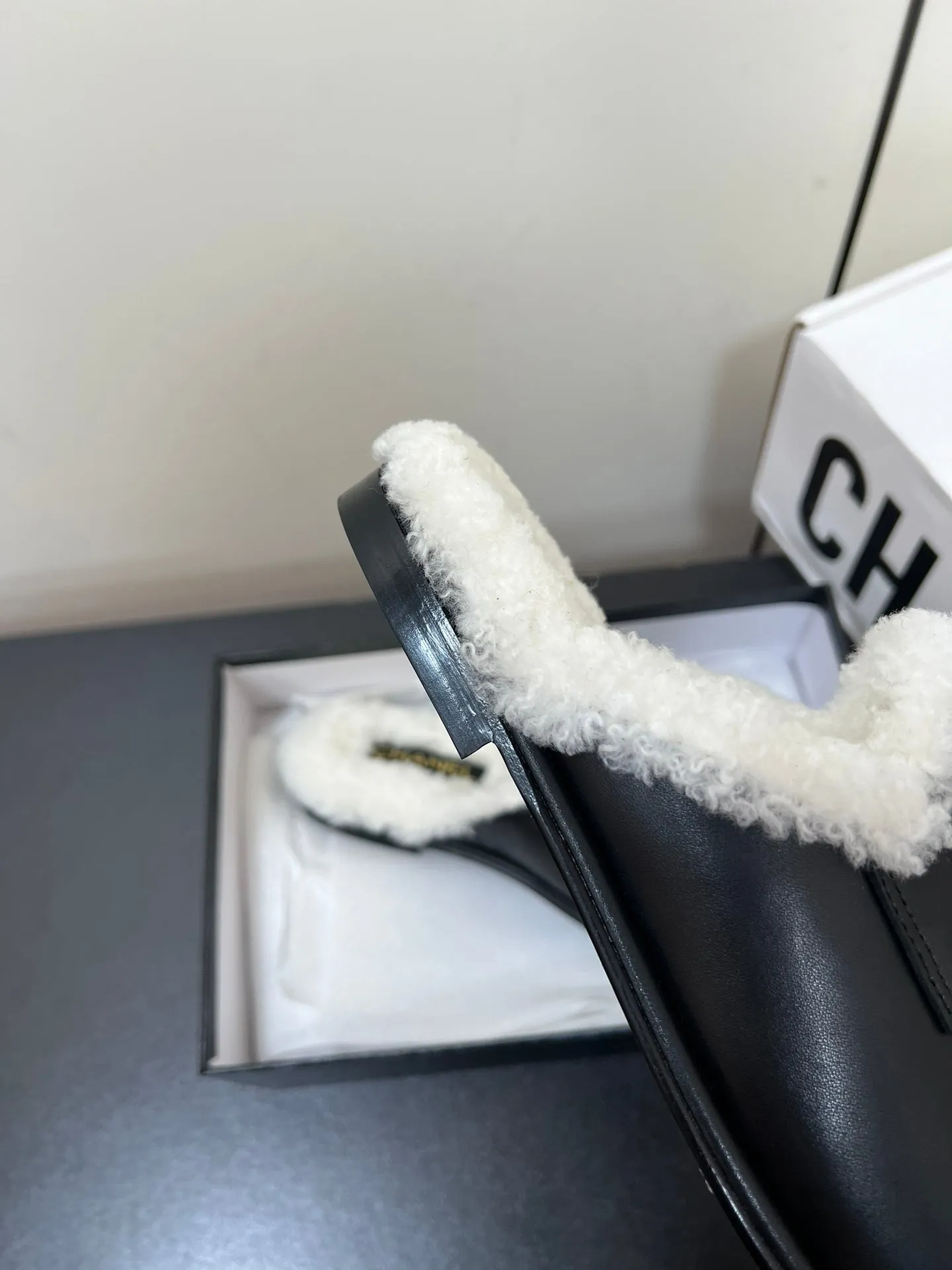 LOAFERS MULE IN BLACK CALFSKIN AND WHITE FLEECE LINING