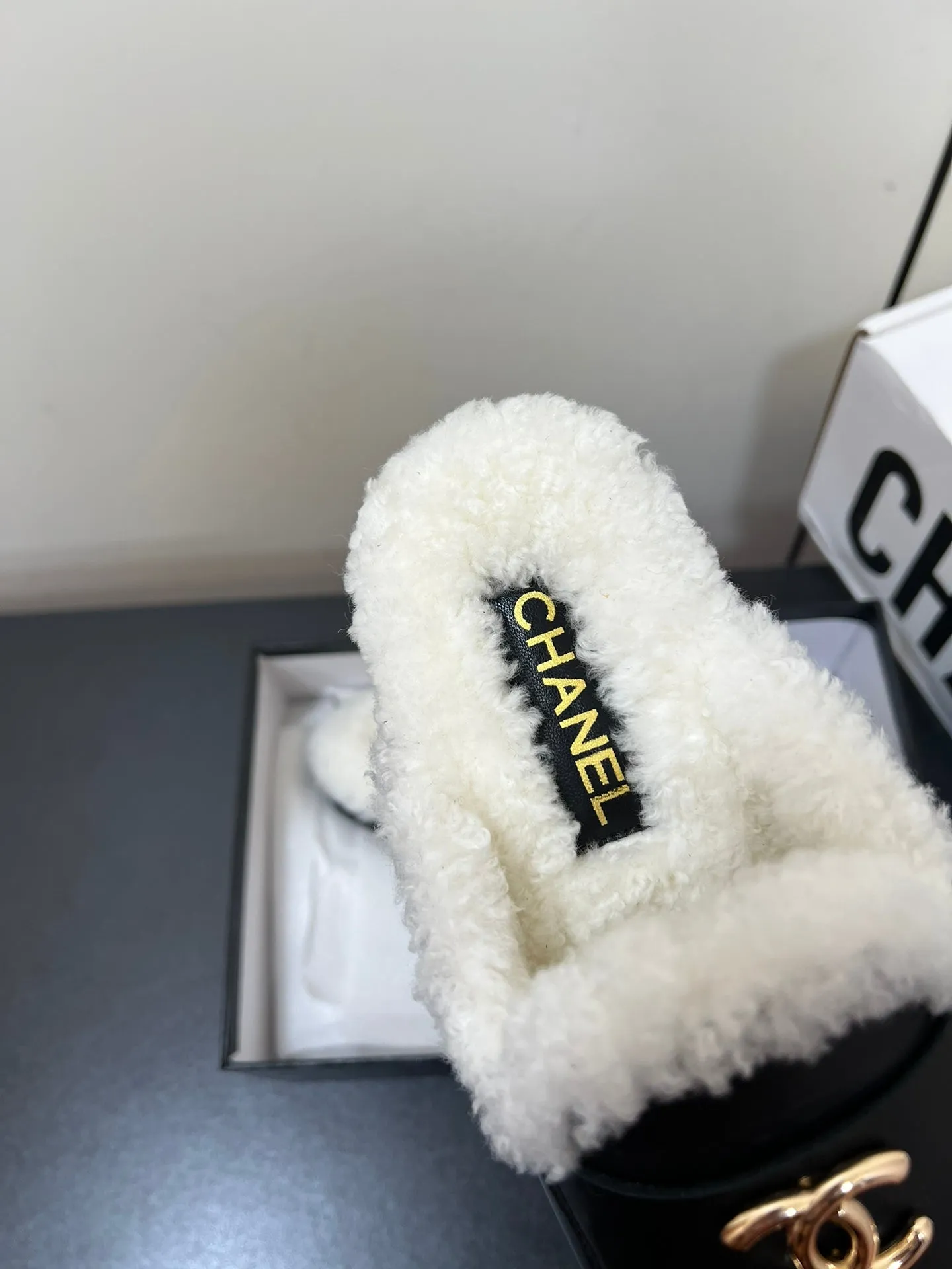LOAFERS MULE IN BLACK CALFSKIN AND WHITE FLEECE LINING
