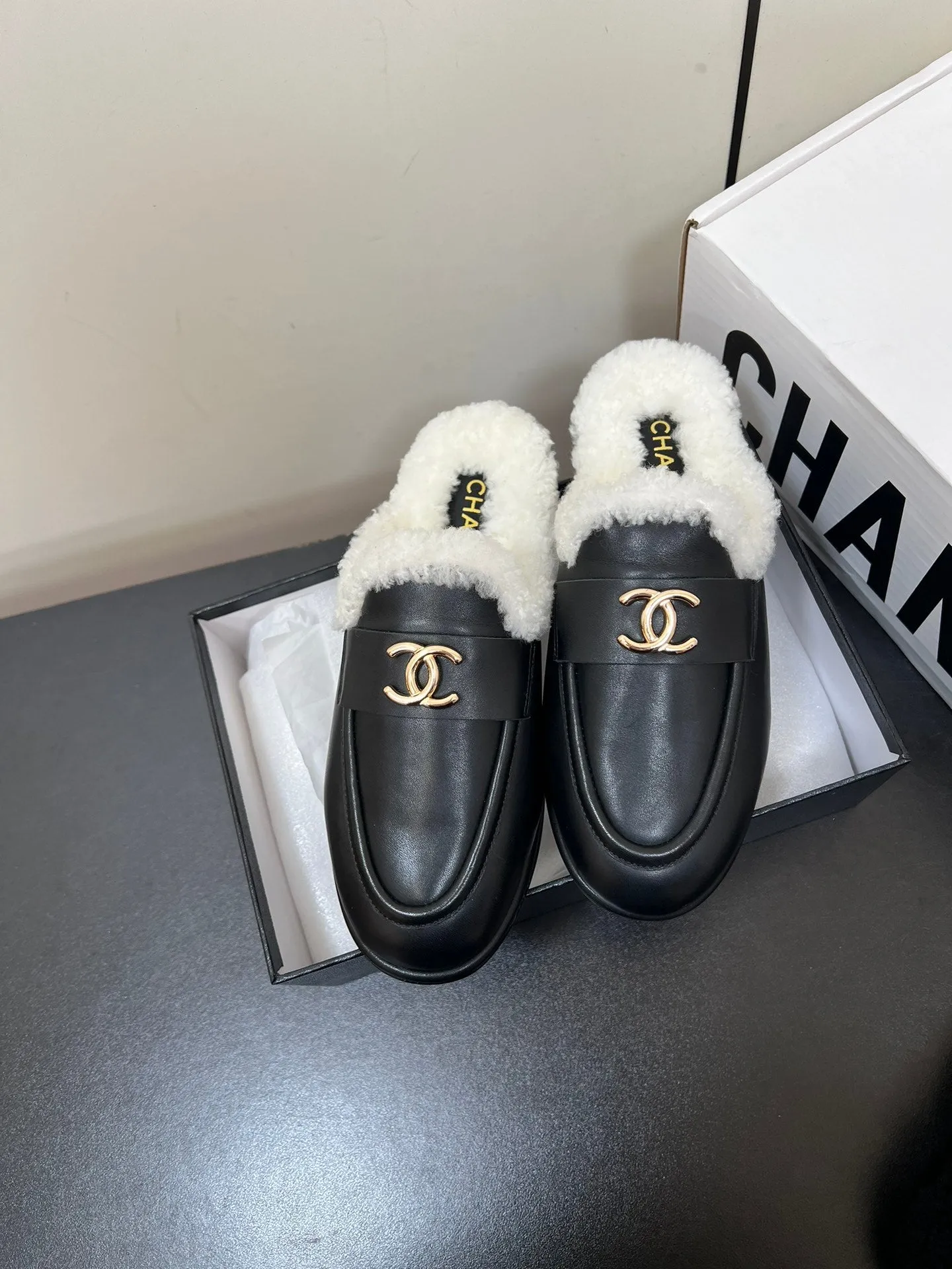 LOAFERS MULE IN BLACK CALFSKIN AND WHITE FLEECE LINING